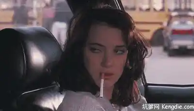 生气的女人吸烟视频gif动态图片(点击浏览下一张趣图)