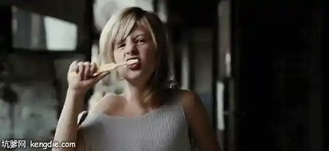 女人生气刷牙表情gif动态图片(点击浏览下一张趣图)