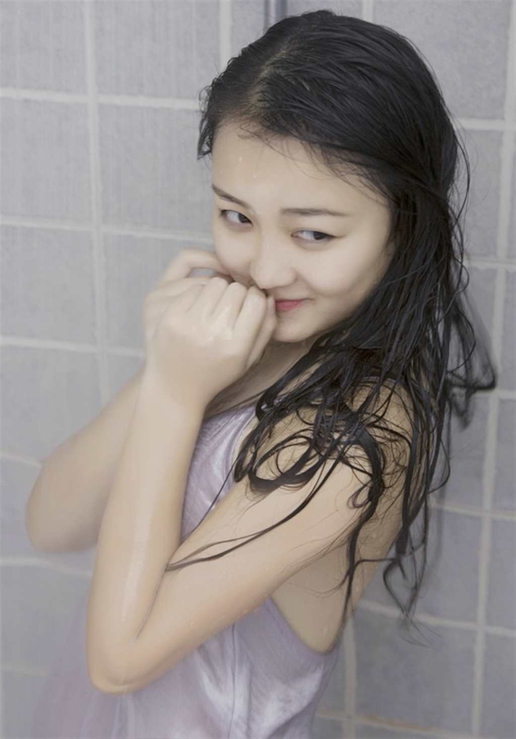 浴室内淋浴的湿身妹子给力魅惑秀迷人乳沟(4)(点击浏览下一张趣图)