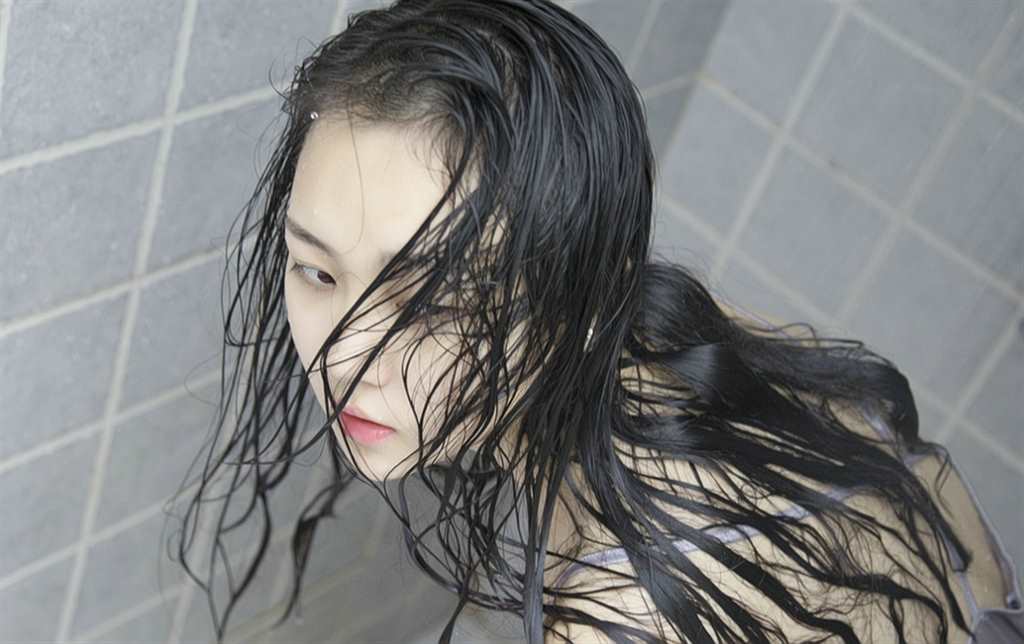 浴室内淋浴的湿身妹子给力魅惑秀迷人乳沟(5)(点击浏览下一张趣图)