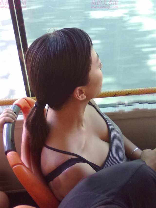 夏天公交车上的性感迷人乳沟(点击浏览下一张趣图)