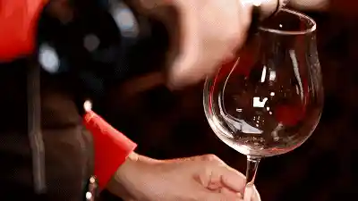 葡萄酒在酒杯流动动态图(点击浏览下一张趣图)