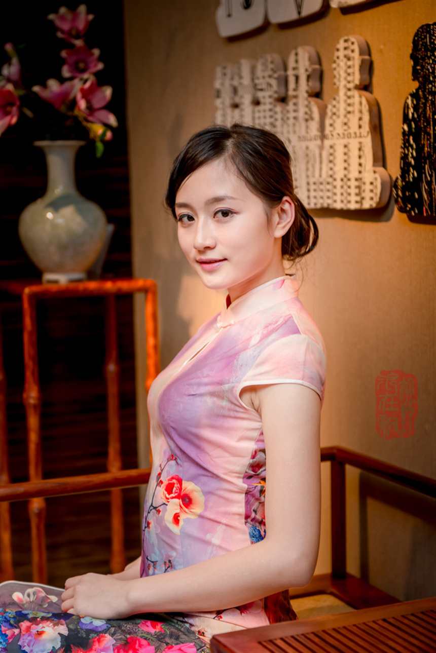 标题:国寿红木配旗袍美女(点击浏览下一张趣图)