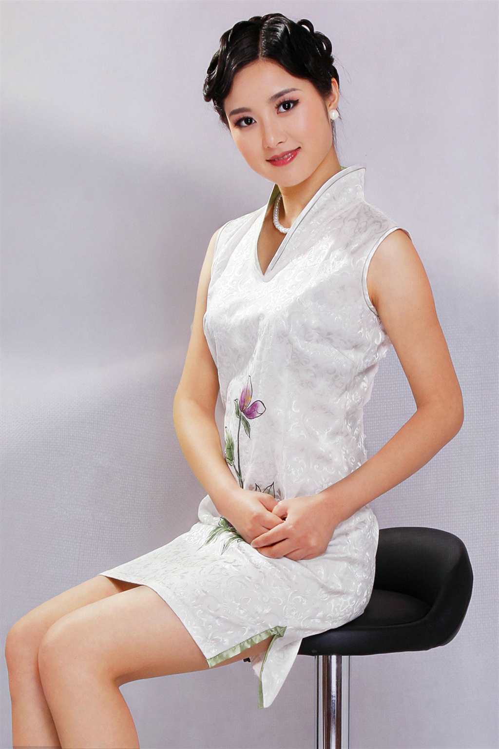 长袖旗袍美女图片(点击浏览下一张趣图)