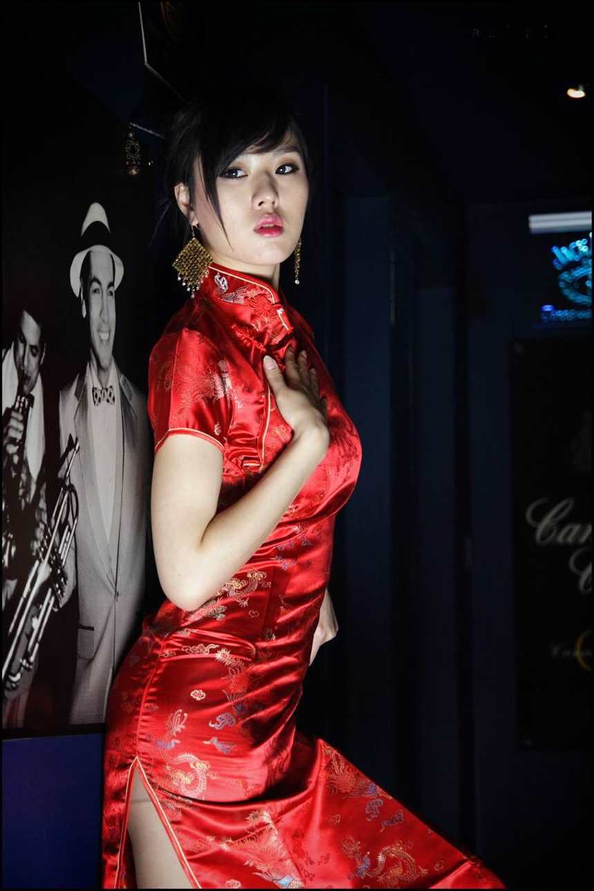 韩国美女 黄美姬hwang mi hee 性感旗袍秀(点击浏览下一张趣图)