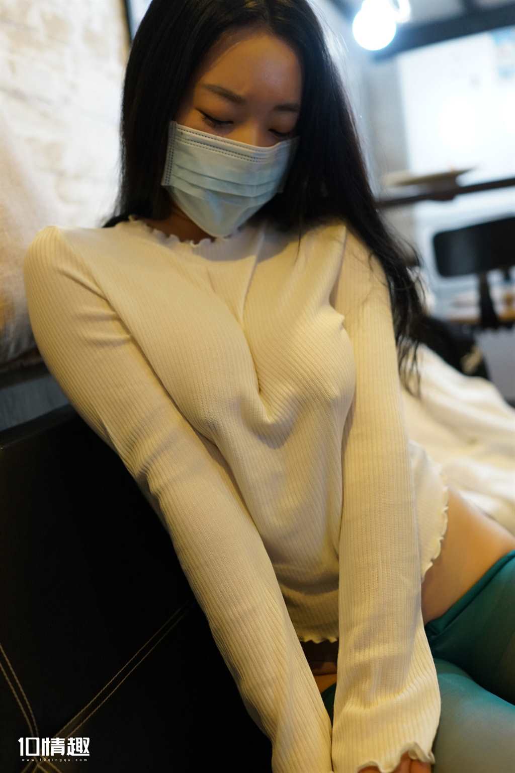 [rosi写真]口罩系列无内紫丝裤袜美女撩白色露(点击浏览下一张趣图)