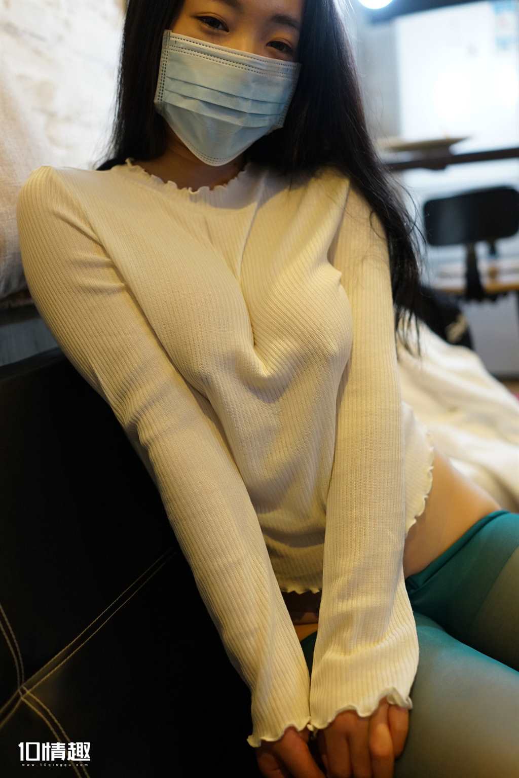 [rosi写真]口罩系列无内紫丝裤袜美女撩白色露(2)(点击浏览下一张趣图)