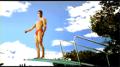 男子跳水内裤挂到了 跳水搞笑动态图片