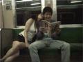 美女乘地铁睡着了被旁边男子揩油 情侣恶搞