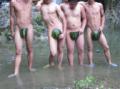 几个裸体的男人用西瓜皮遮掩下体：别摸我