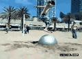 沙滩玩跳跃的时候气球破了