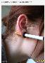 美女的耳洞里面能装香烟“以前用耳朵夹香烟的方式真是弱爆了”