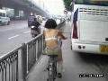 天气太热了美女骑自行车只穿胸罩罩了