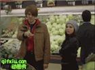 搞笑动态图美女假装孕妇超市偷西瓜绊倒后。。。
