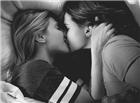 邪恶美女gif动态图片：两外国妹子床上激情接吻暧昧