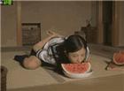 跪舔邪恶动态图：日本妹子被绑起虐待跪舔吃西瓜