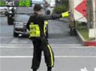 搞笑外国交警跳舞指挥动态图片