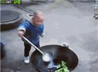 搞笑的农村小男孩用大锅炒菜动态图片