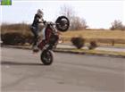 超酷美女骑摩托车秀车技动态图片