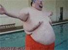 胖子跳水引发海啸搞笑动态图片