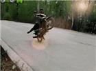 农村小伙骑摩托车摔倒搞笑动态图片