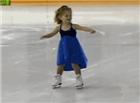 可爱外国小女孩溜冰搞笑动态图片