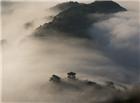 云雾缭绕的高山图片