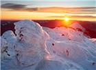 冬日暖阳雪山图片