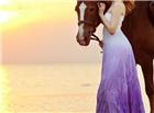 海边紫色裙装美女图片