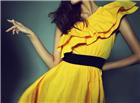黄色裙装美女图片