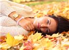 躺在落叶上的美女图片