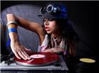 打碟机的美女DJ图片