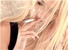 吸烟的欧美女生图片