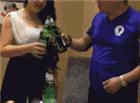 美女对着瓶子吹啤酒动态图片