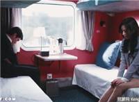 火车卧铺里的女人动态图片