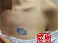 女生胸部蓝色心形纹身图案