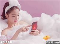 浴缸里玩手机美女动态图片