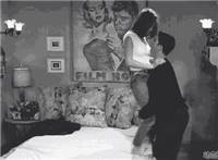男的抱起美女放在床上刺激的动态图