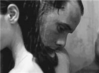 男女在浴室拥抱在一起淋雨全裸动态图