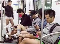杭州地铁一群帅哥当众脱裤子露大包