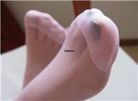 发现指甲油好像是双色配备啊,这肉肉的小脚穿上小短粉丝袜真好看!