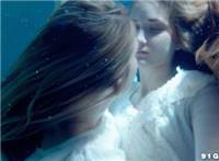 水中女子同性接吻唯美图片