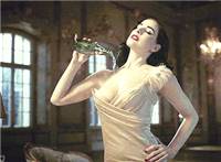 气质优雅胸部很白美女把酒往胸部倒！