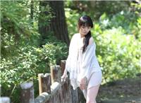 野外游玩的日本性感美女白色透视上衣