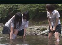 日本学生制服女生在河里戏耍湿身透明动态图