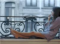 伤感欧美女生在阳台坐着抽烟唯美动态图