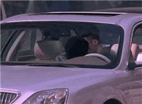 老婆看到老公在车里跟别的女的接吻爱爱动态图