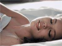 美女裸睡在床上翻滚诱惑动态图