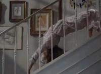 有一部电影在楼梯里走不出来动态图