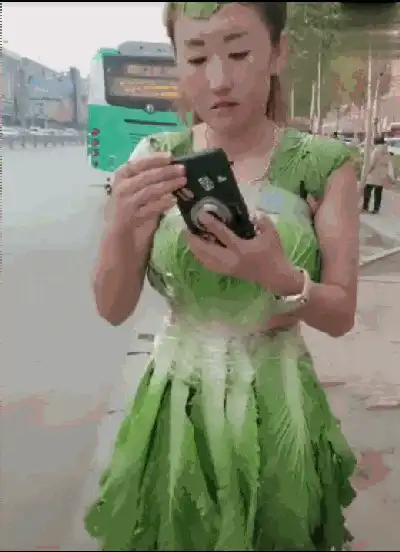 美女裙子拍摄绿色gif动图